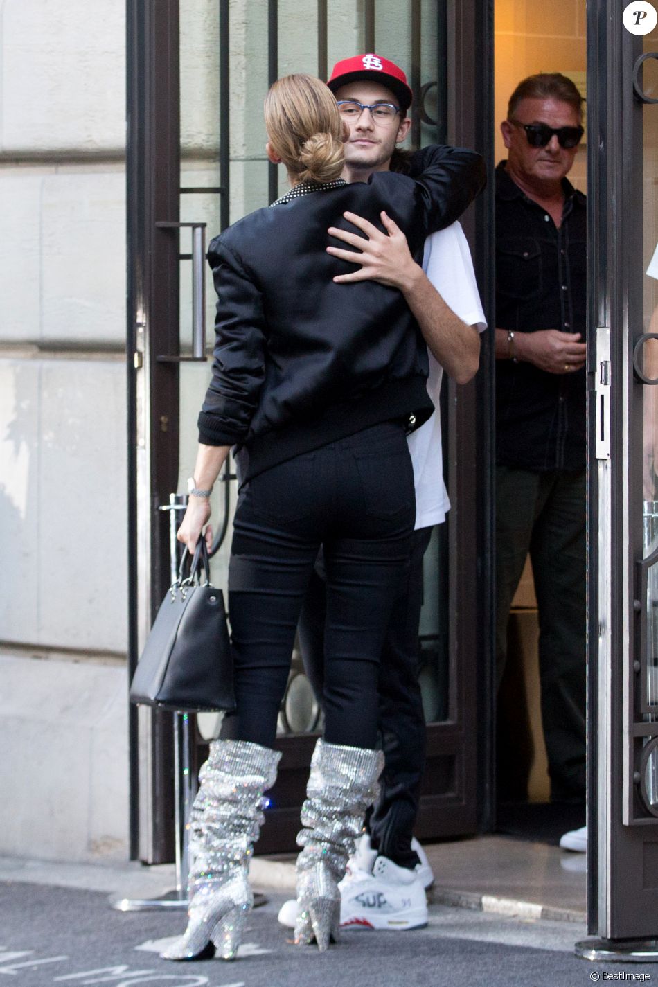 Céline Dion et son fils René-Charles Angelil sortent de l'hôtel Royal Monceau à Paris le 7 juillet 2017.