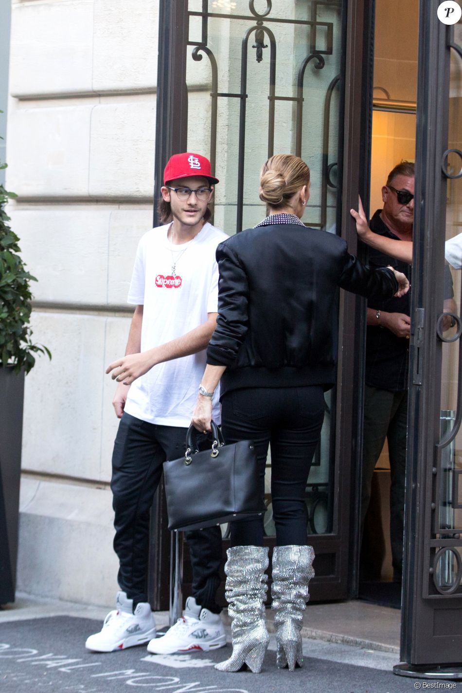 Céline Dion et son fils René-Charles Angelil sortent de l'hôtel Royal Monceau à Paris le 7 juillet 2017.