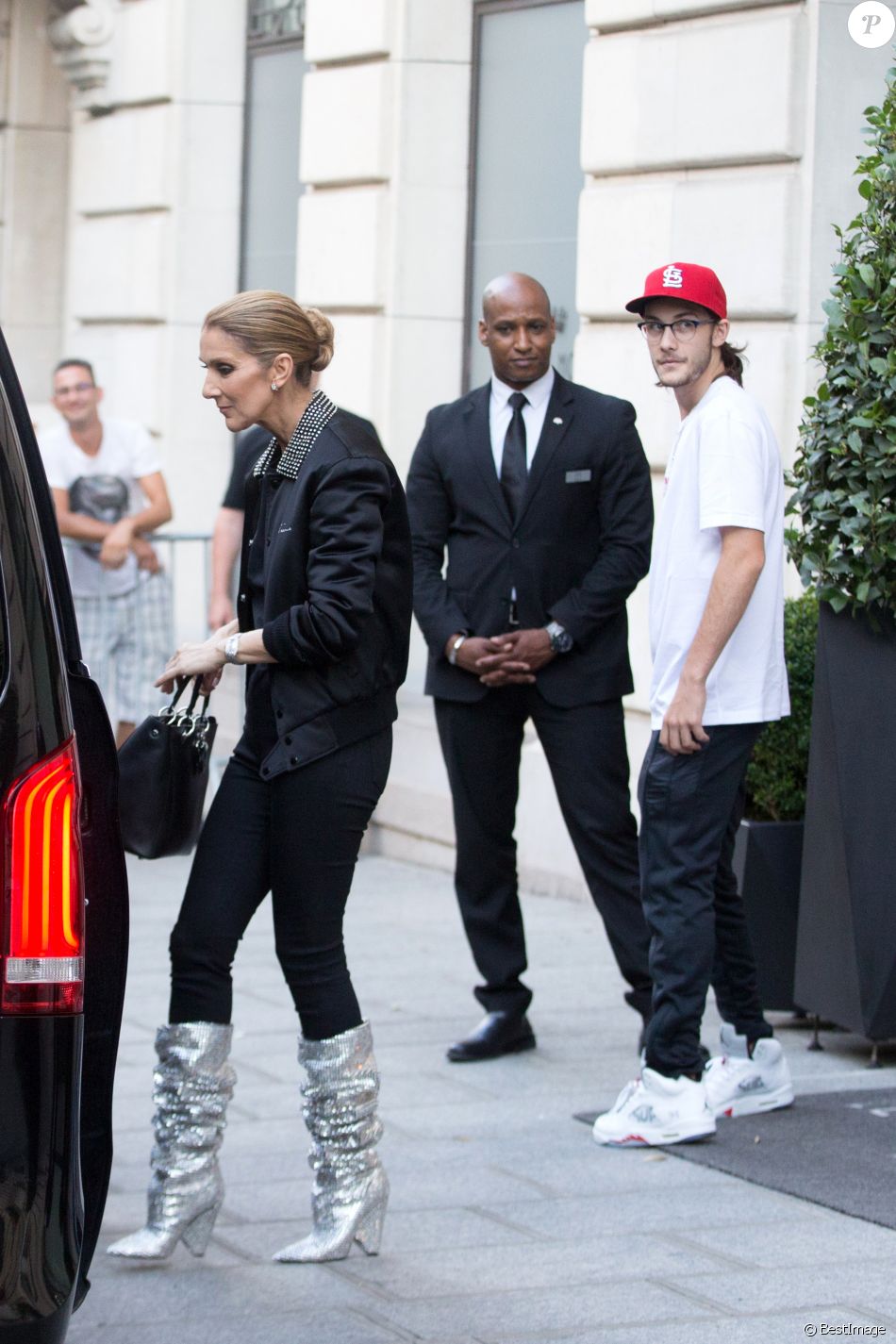 Céline Dion et son fils René-Charles Angelil sortent de l'hôtel Royal Monceau à Paris le 7 juillet 2017.