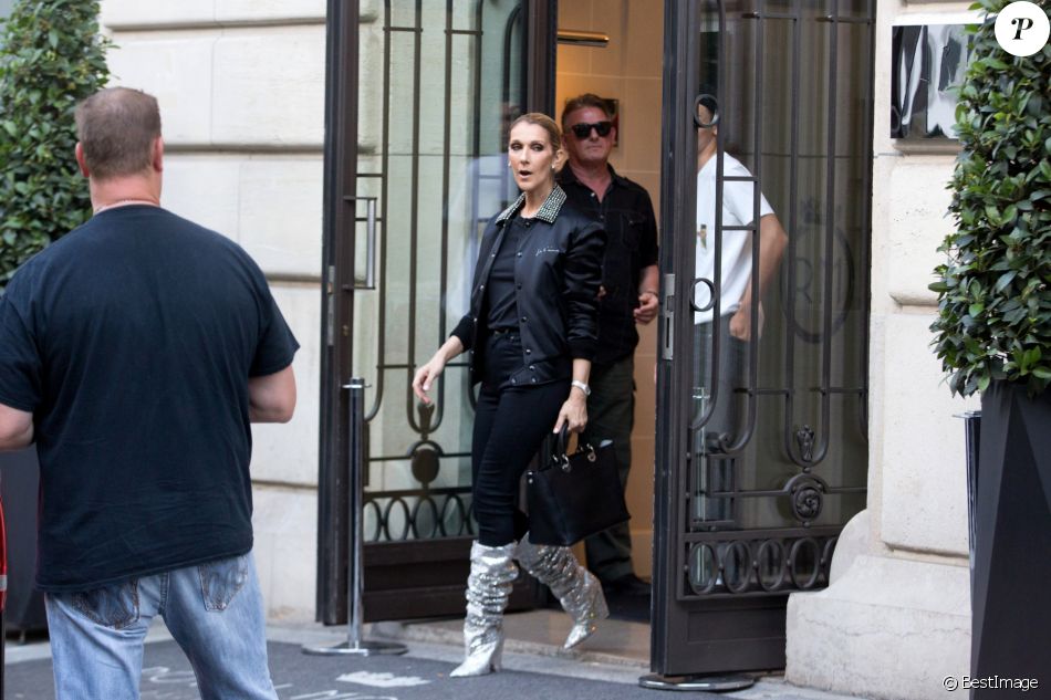 Céline Dion et son fils René-Charles Angelil sortent de l'hôtel Royal Monceau à Paris le 7 juillet 2017.