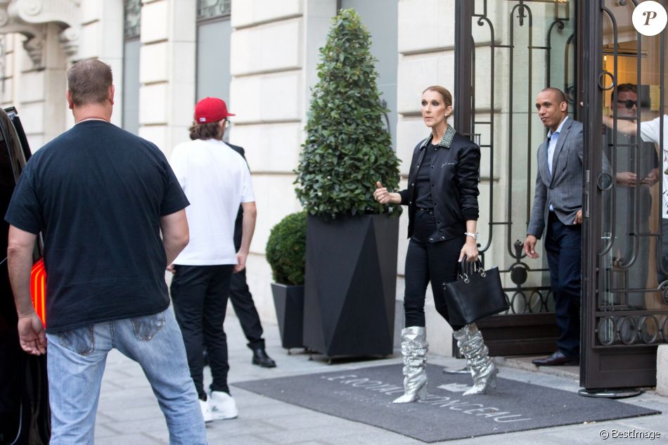 Céline Dion et son fils René-Charles Angelil sortent de l'hôtel Royal Monceau à Paris le 7 juillet 2017.