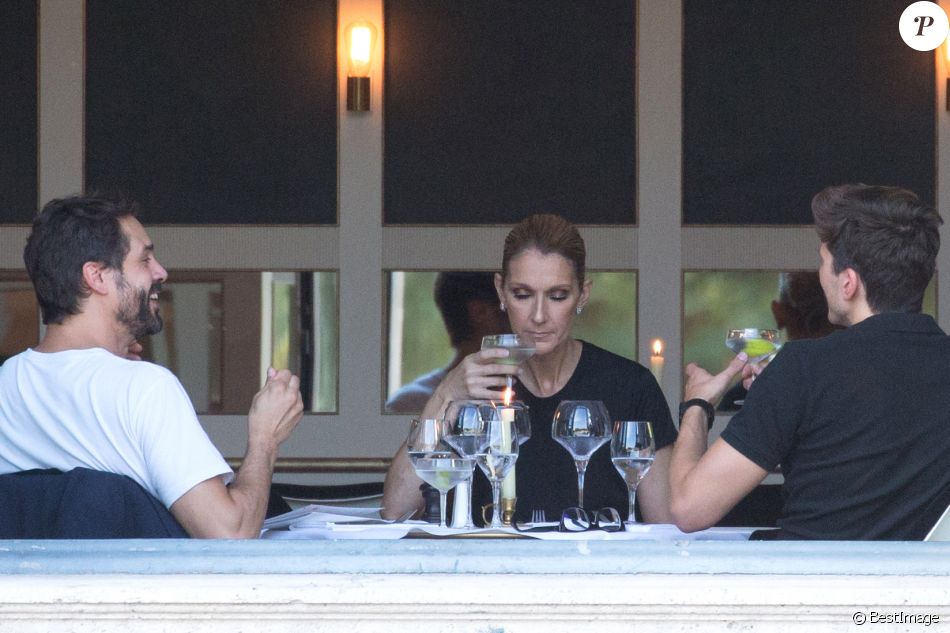 Céline Dion dîne avec deux amis au restaurant "Loulou", au musée des Arts Décoratifs à Paris le 7 juillet 2017.