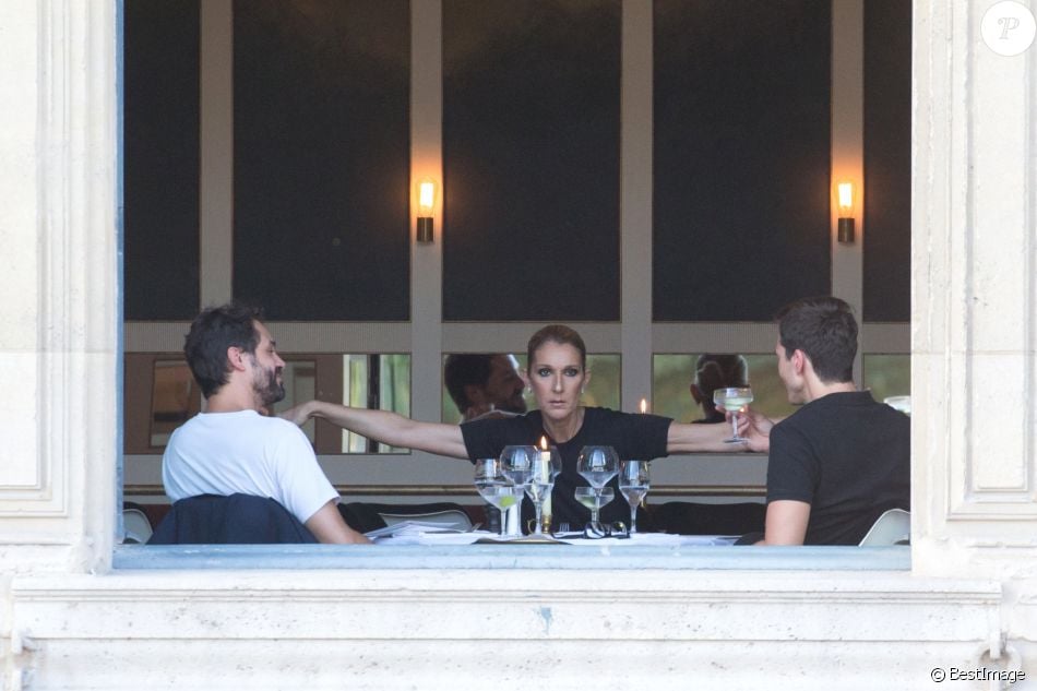 Céline Dion dîne avec deux amis au restaurant "Loulou", au musée des Arts Décoratifs à Paris le 7 juillet 2017.