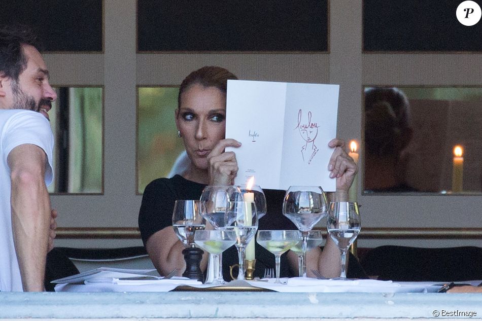 Céline Dion dîne avec deux amis au restaurant "Loulou", au musée des Arts Décoratifs à Paris le 7 juillet 2017.