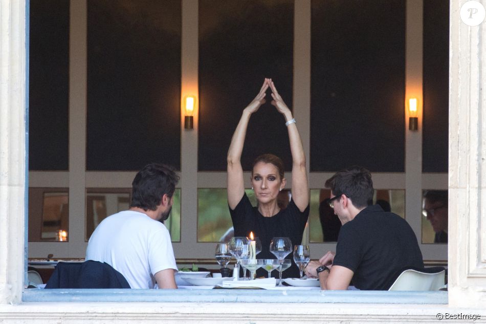 Céline Dion dîne avec deux amis au restaurant "Loulou", au musée des Arts Décoratifs à Paris le 7 juillet 2017.