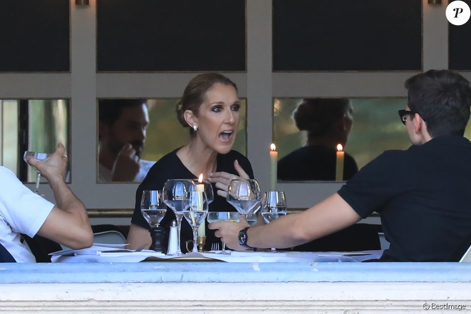 Céline Dion dîne avec deux amis au restaurant "Loulou", au musée des Arts Décoratifs à Paris le 7 juillet 2017.