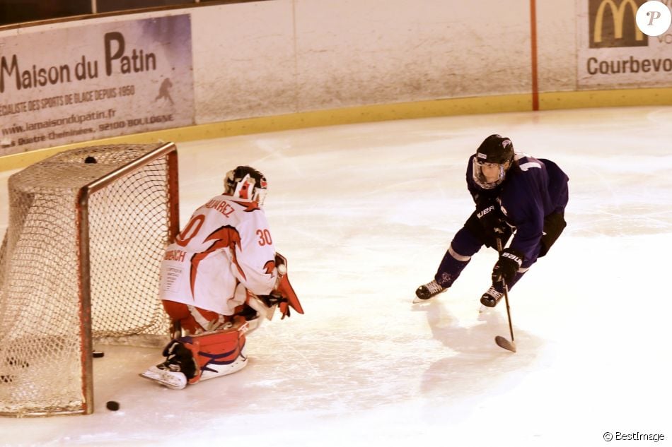 Exclusif - René-Charles Angelil (à droite) et ses amis vont faire une partie de hockey sur glace à la patinoire de Courbevoie, suivie d'un déjeuner au restaurant Chipotle à Levallois-Perret. Le 7 juillet 2017.