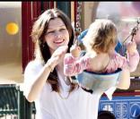 Milla Jovovich et sa fille Ever au parc Coldwater de Beverly Hills. 03/02/09