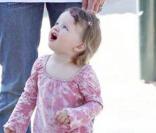 Milla Jovovich et sa fille Ever au parc Coldwater de Beverly Hills. 03/02/09