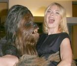 Jamie King dans les bras de Chewbacca