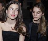 Charlotte Casiraghi et ses amies ont passé un bon moment hier soir au défilé Etam au Ritz