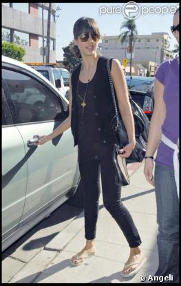 Jessica Alba et son sac Celine en cuir verni noir
