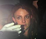 Britney Spears l'air agard ne semble pas savoir ce qui lui arrive
