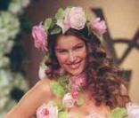 Laetitia Casta lors du défilé Yves Saint Laurent en 1999 