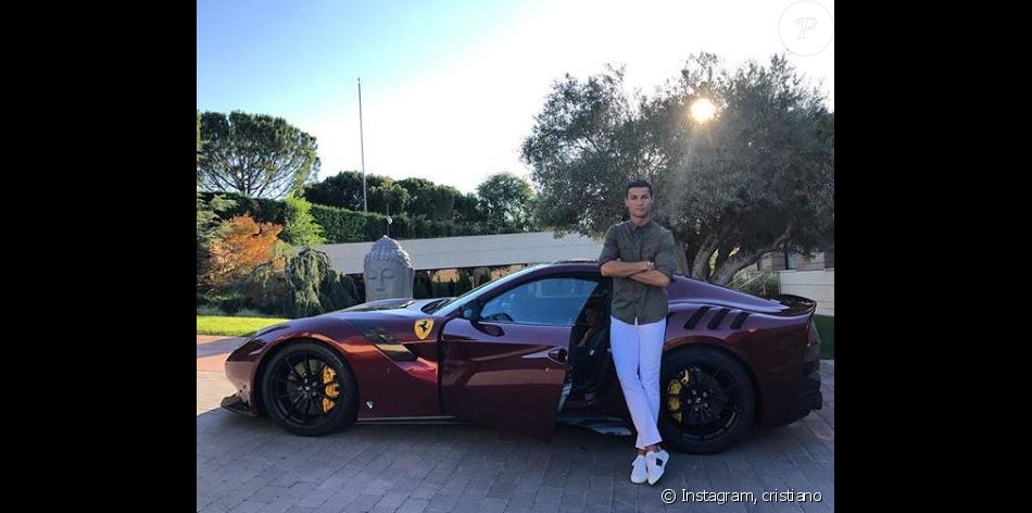 Cristiano Ronaldo dévoile sa nouvelle voiture, une Ferrari F12 TDF, d'une valeur de 400 000 euros et produite à seulement 799 exemplaires. Instagram, le 6 septembre 2017.