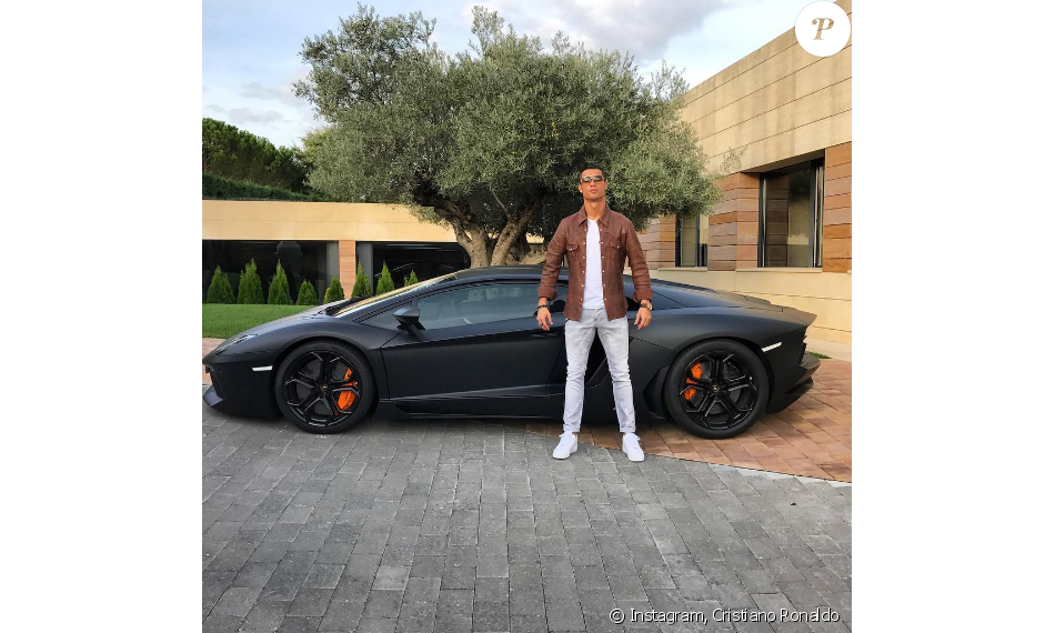 Cristiano Ronaldo moqué pour cette photo devant sa voiture.