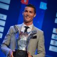 Cristiano Ronaldo, le joueur portugais du Real Madrid, a reçu le trophée du meilleur joueur de la saison 2016/2017 pendant le tirage au sort de l'UEFA Champions League 2017/2018 au Grimaldi Forum à Monaco le 24 août 2017. © Michael Alesi/Bestimage