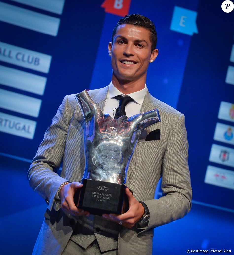 Cristiano Ronaldo, le joueur portugais du Real Madrid, a reçu le trophée du meilleur joueur de la saison 2016/2017 pendant le tirage au sort de l'UEFA Champions League 2017/2018 au Grimaldi Forum à Monaco le 24 août 2017. © Michael Alesi/Bestimage