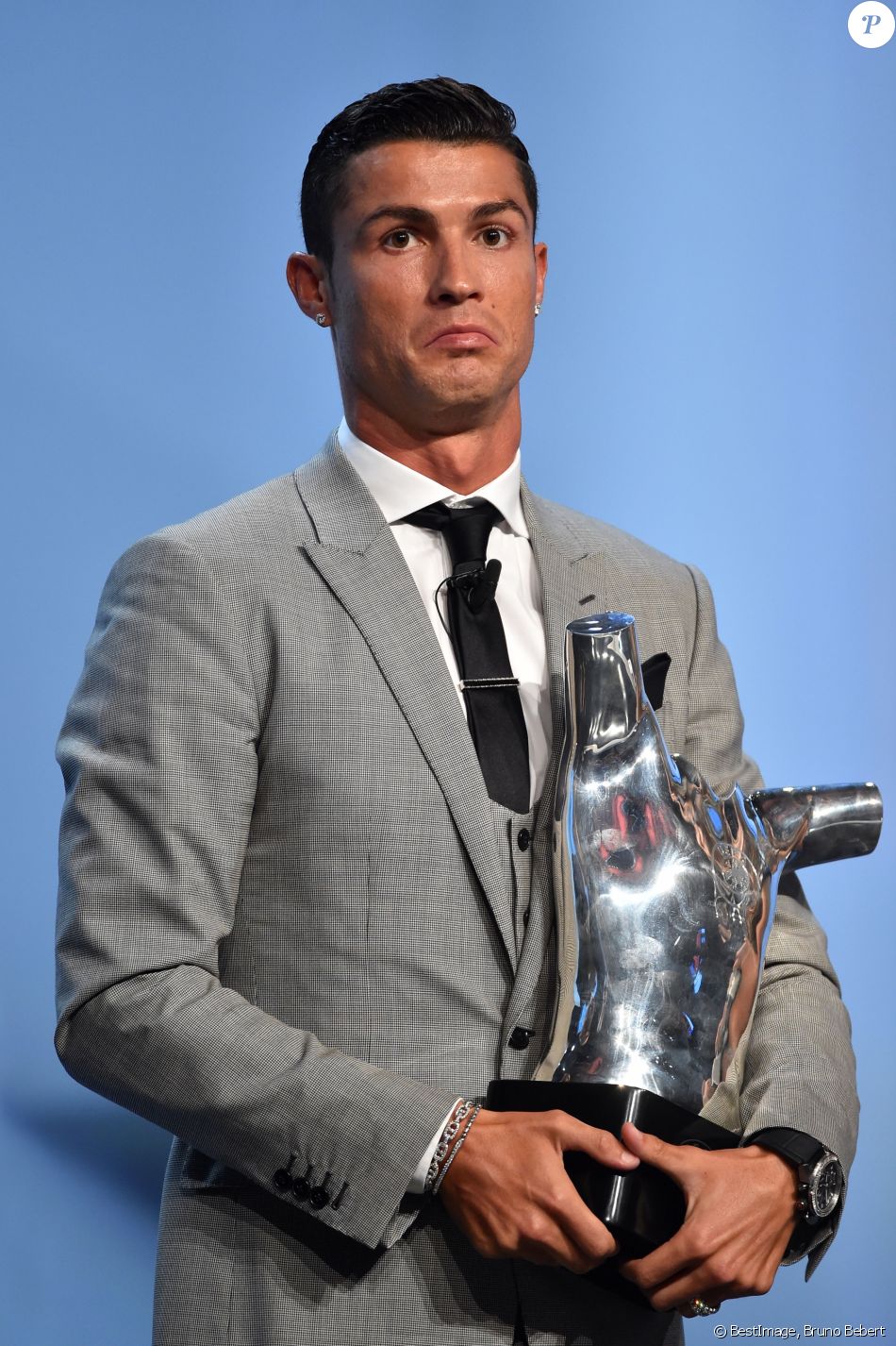 Cristiano Ronaldo, le joueur portugais du Real Madrid, a reçu le trophée du meilleur joueur de la saison 2016/2017 pendant le tirage au sort de l'UEFA Champions League 2017/2018 au Grimaldi Forum à Monaco le 24 août 2017. © Bruno Bebert/Bestimage