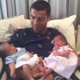 Cristiano Ronaldo pose pour la toute première fois avec ses jumeaux maeto et Eva. Photo postée sur Instagram le 29 juin 2017.