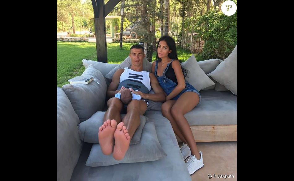 Cristiano Ronaldo pose avec sa compagne Georgina (que l'on dit enceinte) et l'un de ses juleaux sur Instagram le 10 juillet 2017.