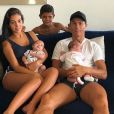 Cristiano Ronaldo pose avec ses jumeaux de deux mois, Eva et Mateo, son fils Cristiano Jr, 7 ans et sa compagne Georgina Rodriguez (enceinte). Instagram, le 27 août 2017.