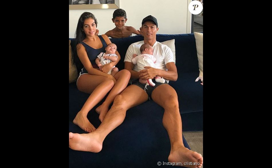 Cristiano Ronaldo pose avec ses jumeaux de deux mois, Eva et Mateo, son fils Cristiano Jr, 7 ans et sa compagne Georgina Rodriguez (enceinte). Instagram, le 27 août 2017.