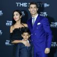 Cristiano Ronaldo, son fils Cristiano Jr et sa compagne Georgina Rodriguez au photocall des FIFA Football Awards à Zurich le 9 janvier 2017.