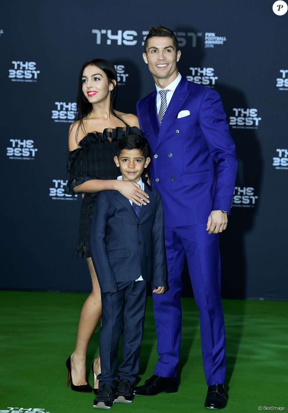 Cristiano Ronaldo, son fils Cristiano Jr et sa compagne Georgina Rodriguez au photocall des FIFA Football Awards à Zurich le 9 janvier 2017.