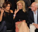 Eva Longoria hier à Phoenix pour soutenir son mari Tony Parker en pleine discussion avec Cindy et John McCain 