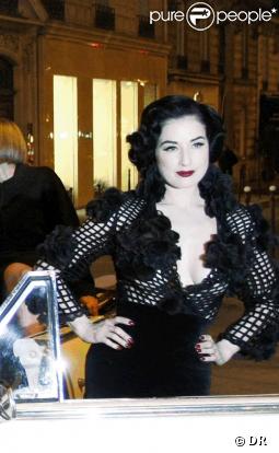 Dita Von Teese, hier soir, à la sortie de son ultime show, arborant un boléro Fendi en soie et vison 