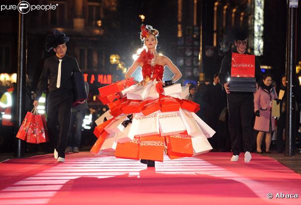 Première de  Confessions of a Shopaholic,  à Londres, lundi 16 février 2009 : le mannequin Satu présente une création... de circonstance !