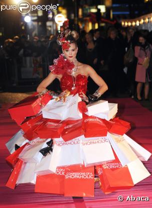 Première de  Confessions of a Shopaholic,  à Londres, lundi 16 février 2009 : le mannequin Satu, dans une robe très... shopaholic !