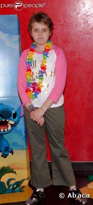Ces deux personnages sont doublées par Camille Donda, seulement 9 ans sur cette photo pour Lilo et Stitch, mais elle a 19 ans quand elle double Miley Cyrus !
