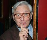 Astérix, Benny Hill... tous ces personnages sont doublés en français par Roger Carel ! 