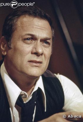 Tony Curtis, dans Amicalement vôtre et dans tous ses films a été doublé par...