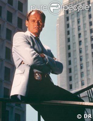 Rick Hunter, interprété par Fred Dryer a la voix française d'un autre flic... 