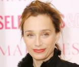 Quant à Kristin Scott Thomas, elle-même bilingue et jouant dans de nombreux films français (comme Ne le dis à personne), elle fait de même ! Evidemment, rares sont les comédiens comme elles, pouvant assurer leur propre doublage en français. 