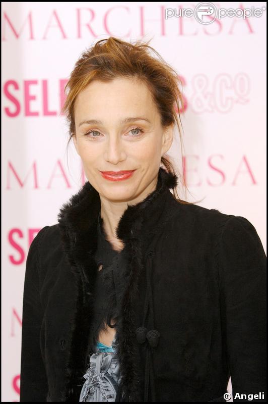 Quant à Kristin Scott Thomas, elle-même bilingue et jouant dans de nombreux films français (comme Ne le dis à personne), elle fait de même ! Evidemment, rares sont les comédiens comme elles, pouvant assurer leur propre doublage en français. 
