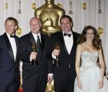 Daniel Craig et Sarah Jessica Parker avec les lauréats des meilleurs décors, Donald Graham Burt et Victor J. Zolfo à la cérémonie des Oscars le 22 février 2009