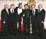 Ben Kingsley, Robert de Niro, Adrien Brody, Michael Douglas et Anthony Hopkins ont remis l'Oscar du meilleur acteur à Sean Penn lors de la cérémonie des Oscars le 22 février 2009