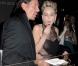 Sharon Stone : Elle continue à exhiber sa jolie poitrine à peine voilée... en dégustant du chocolat !