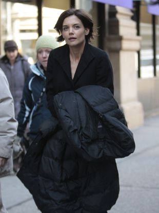 Katie Holmes, mais... c'est quoi ce look ? (sur le tournage de The Extra-Man, à NYC, hier) 