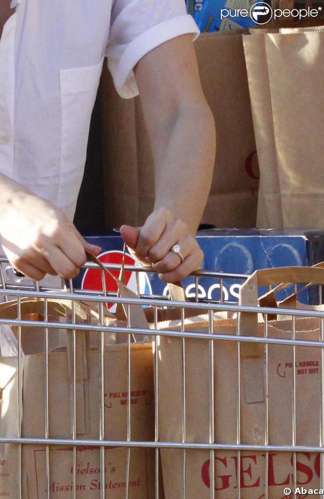 Rachel Bilson nous montre son énoooorme bague
