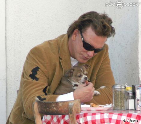 Mickey Rourke et son adorable chien disparu