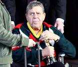 Jerry Lewis et son Oscar à la sortie du Four Season Hotel