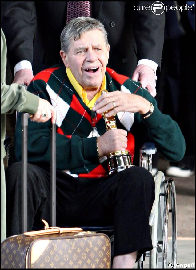 Jerry Lewis et son Oscar à la sortie du Four Season Hotel