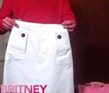 Le styliste de Britney Spears, David Thomas, vous présente l'une des tenues que porte la chanteuse dans son nouveau clip If You Seek Amy : ici la mini-jupe blanche ! 