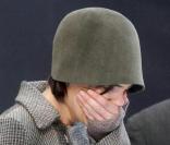 Katie Holmes, sur le tournage de son nouveau film, joue une séquence émotion... Ici, elle est avec Paul Dano. 25/02/09
