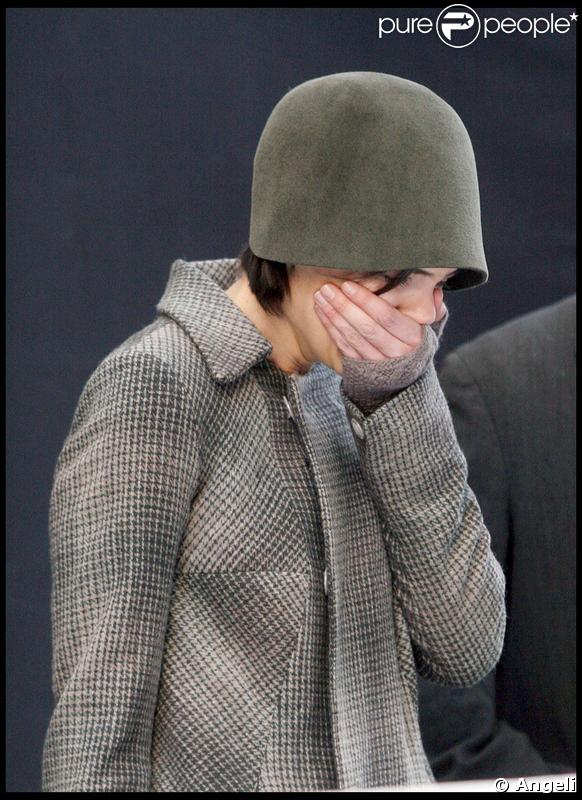 Katie Holmes, sur le tournage de son nouveau film, joue une séquence émotion... Ici, elle est avec Paul Dano. 25/02/09